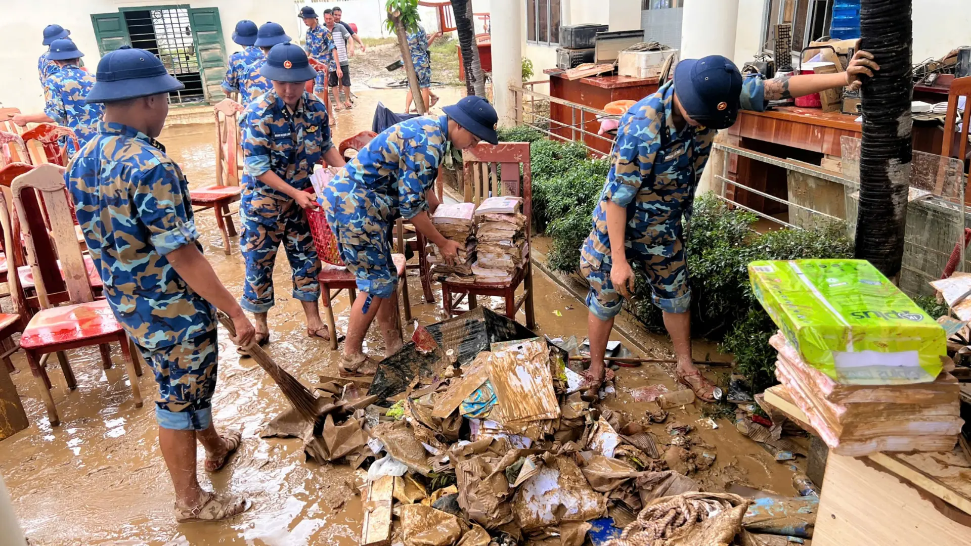 Vùng 4 Hải quân giúp nhân dân khắc phục hậu quả mưa lũ